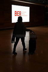 Schoenefeld  Deutschland  Silhouette: Reisende im Terminal des Flughafen Berlin-Brandenburg International BER