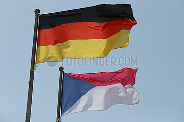 Berlin  Deutschand  Nationalfahnen der Bundesrepublik Deutschland und der Tschechischen Republik