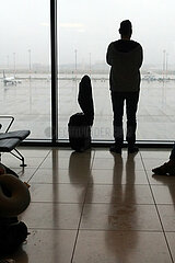 Schoenefeld  Deutschland  Silhouette: Reisender wartet im Terminal 1 des Flughafen Berlin-Brandenburg International BER auf den Abflug