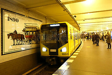 Berlin  Deutschland  Pendelzug der U-Bahnlinie 2 faehrt in den Bahnhof Klosterstrasse ein