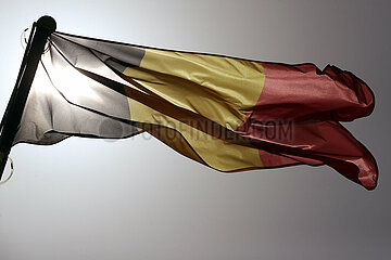 Berlin  Deutschand  Nationalfahne von Belgien in Gegenlicht der Sonne