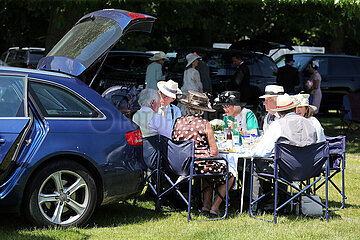 Ascot  Grossbritannien  Menschen picknicken beim Pferderennen waehrend der Rennwoche Royal Ascot auf dem Parkplatz