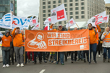 Berlin  Deutschland  DEU - Demonstration der Gewerkschaften Verdi und EVG unter dem Motto: Wir sind Streikbereit