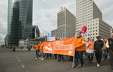 Berlin  Deutschland  DEU - Demonstration der Gewerkschaften Verdi und EVG unter dem Motto: Wir sind Streikbereit