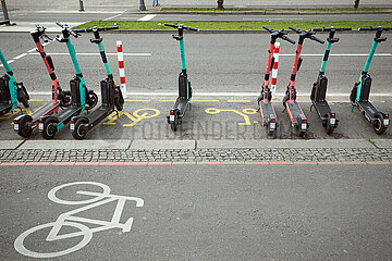 Berlin  Deutschland  DEU - Parkbucht. Abgestelle E-Roller an einem Fahrradstreifen