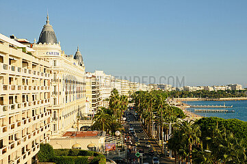 France. Alpes-Maritimes (06). Cannes. Boulevard de la Croisette. Buildings and major hotels on the waterfront. On the right: the cupolas of the Carlton