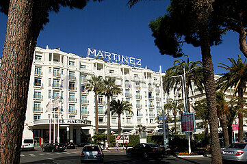 Alpes-Maritime (06). Cannes. The famous Croisette  done in 1863  welcomes the most famous hotels as the Martinez and the Carlton.