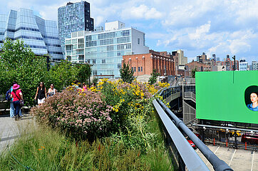 USA. NYC. Manhattan. Chelsea. Meatpacking district.The High Line is a former railway track now a green walk for several kilometers.