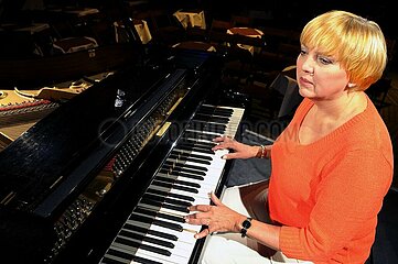 Claudia Roth am Klavier