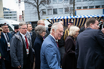 Berlin  Deutschland  Koenig Charles III. besucht mit seiner Koenigingemahlin Camilla den Berliner Wochenmarkt am Wittenbergplatz