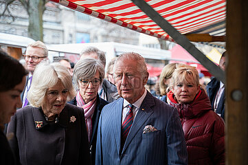 Berlin  Deutschland  Koenig Charles III. besucht mit seiner Koenigingemahlin Camilla den Berliner Wochenmarkt am Wittenbergplatz