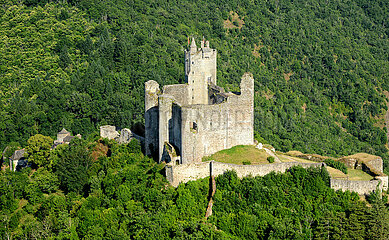 FRANCE. AVEYRON (12) AVEYRON VALLEY. AERIAL VIEW OF THE MEDIEVAL VILLAGE OF NAJAC AND ITS CASTLE (13th century)  OVERLOOKING THE GORGES DE L'AVEYRON