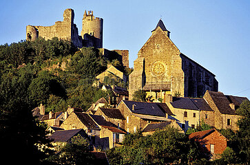 FRANCE. AVEYRON (12) AVEYRON VALLEY. THE MEDIEVAL VILLAGE OF NAJAC AND ITS CASTLE (13th century)  OVERLOOKING THE GORGES DE L'AVEYRON