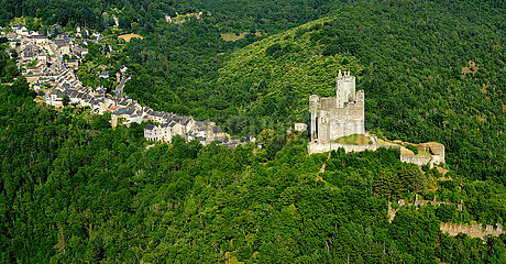 FRANCE. AVEYRON (12) AVEYRON VALLEY. AERIAL VIEW OF THE MEDIEVAL VILLAGE OF NAJAC AND ITS CASTLE (13th century)  OVERLOOKING THE GORGES DE L'AVEYRON