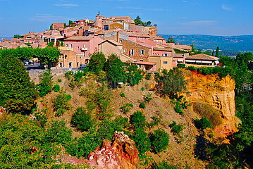 France. Provence. Vaucluse (84) Luberon regional natural park. Village of Roussillon  labeled as one of the most beautiful villages in France. Located in the heart of the largest ocher deposit in Europe  the village  with its astonishing palette of flamboyant colors  proclaims its mineral singularity