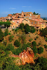 France. Provence. Vaucluse (84) Luberon regional natural park. Village of Roussillon  labeled as one of the most beautiful villages in France. Located in the heart of the largest ocher deposit in Europe  the village  with its astonishing palette of flamboyant colors  proclaims its mineral singularity