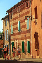 FRANCE. PROVENCE. VAUCLUSE (84) LUBERON REGIONAL NATURAL PARK. THE VILLAGE OF ROUSSILLON LABELED AS ONE OF THE MOST BEAUTIFUL VILLAGES IN FRANCE. OCHER VILLAGE HOUSES  RUE DES BOURGADES