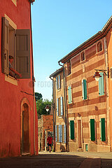 FRANCE. PROVENCE. VAUCLUSE (84) LUBERON REGIONAL NATURAL PARK. THE VILLAGE OF ROUSSILLON LABELED AS ONE OF THE MOST BEAUTIFUL VILLAGES IN FRANCE. OCHER VILLAGE HOUSES  RUE DES BOURGADES