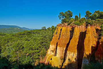 FRANCE. PROVENCE. VAUCLUSE (84) LUBERON REGIONAL NATURAL PARK. THE VILLAGE OF ROUSSILLON IS PERCHED ON OCHER QUARRIES. THEY ARE MADE OF 90% SAND (SILICA) AND 10% CLAY AND GOETHITE (PIGMENT WHICH GIVES ITS COLOR TO THE WHOLE)