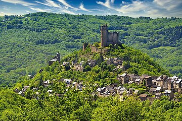 FRANCE. AVEYRON (12) AVEYRON VALLEY. THE MEDIEVAL VILLAGE OF NAJAC AND ITS CASTLE (13th century)  OVERLOOKING THE GORGES DE L'AVEYRON