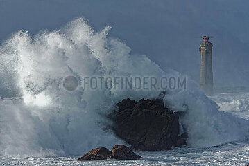 FRANCE. BRITTANY. FINISTERE (29) OUESSANT ISLAND  THE NIVIDIC LIGHTHOUSE DURING THE STORM CARMEN (END OF DECEMBER 2017  BEGINNING OF JANUARY 2018)