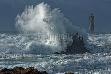 FRANCE. BRITTANY. FINISTERE (29) OUESSANT ISLAND  THE NIVIDIC LIGHTHOUSE DURING THE STORM CARMEN (END OF DECEMBER 2017  BEGINNING OF JANUARY 2018)