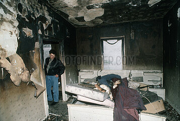 Deutschland  Solingen - Rassistischer Brandanschlag auf das Haus der tuerkischstaemmigen Familie Genc mit 5 Opfern (29.5.1993): Jugendlicher im Inneren des Hauses