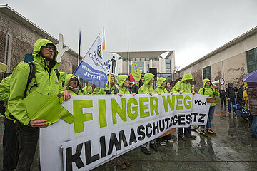 Berlin  Deutschland  DEU - Klima-Demonstration fuer den Ruecktritt von FDP-Verkehrsminister Volker Wissing am Kanzleramt