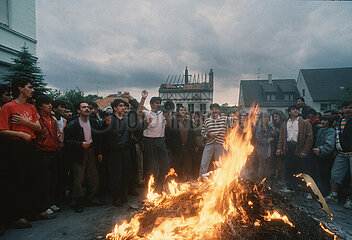 Deutschland  Solingen - Rassistischer Brandanschlag auf das Haus der tuerkischstaemmigen Familie Genc mit 5 Opfern (29.5.1993): tuerkischstaemmige junge Maenner protestieren beim Tatort