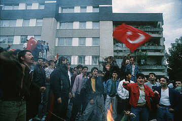 Deutschland  Solingen - Rassistischer Brandanschlag auf das Haus der tuerkischstaemmigen Familie Genc mit 5 Opfern (29.5.1993): tuerkischstaemmige junge Maenner protestieren beim Tatort
