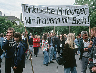 Deutschland  Solingen - Rassistischer Brandanschlag auf das Haus der tuerkischstaemmigen Familie Genc mit 5 Opfern (29.5.1993): Alteingesessene Deutsche zeigen Anteilnahme mit einem Plakat