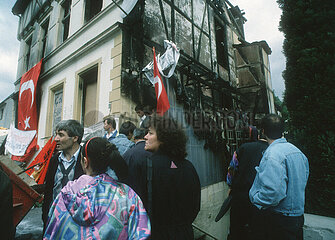 Deutschland  Solingen - Rassistischer Brandanschlag auf das Haus der tuerkischstaemmigen Familie Genc mit 5 Opfern (29.5.1993): Fassungslose Immigranten vor der Ruine in der Unteren Wernerstrasse