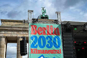 Berlin  Deutschland  Konzert am Brandenburger Tor zum Klima-Volksentscheid am 26. Maerz Berlin 2030 Klimaneutral