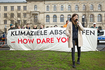 Berlin  Deutschland  DEU - Klima-Demonstration  Klima-Aktivistin Luisa Neubauer bei einer Ansprache