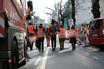 Letzte Generation Slow Walk in Berlin