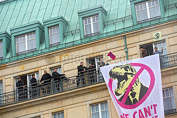 Berlin  Deutschland  DEU - Extinction Rebellion  Klimaaktivisten kapern Hotel Adlon