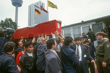 Koeln  Deutschland  DEU - Trauerfeier fuer die Opfer des Brandanschlages von Solingen (29.5.1993)