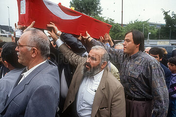 Koeln  Deutschland  DEU - Trauerfeier fuer die Opfer des Brandanschlages von Solingen (29.5.1993)