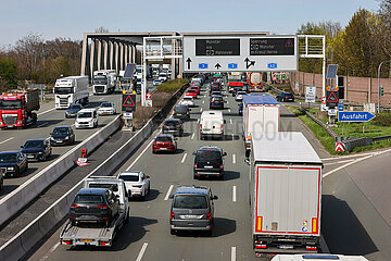 Stau auf der Autobahn A3  Osterreiseverkehr  Oberhausen  Nordrhein-Westfalen  Deutschland  Europa