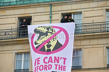Berlin  Deutschland  DEU - Extinction Rebellion  Klimaaktivisten kapern Hotel Adlon