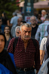 Tuerkei  Antalya - Menschenmenge in einer Fussgaengerzone im Stadtzentrum