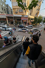 Tuerkei  Antalya - Rolltreppe auf eine Fussganegerbruecke ueber eine Hauptstrasse im Stadtzentrum