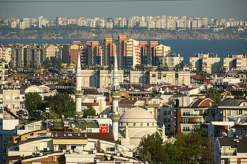 Tuerkei  Antalya - Blick von Westen ueber die Metropole Richtung Stadtzentrum (am Horizont)  vorne eine Moschee