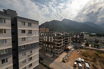 Tuerkei  Antalya - Blick vom Balkon einer bewachte Wohnsiedlung im Stadtteil Konyaalti  rechts neue Wohnblocks noch im Bau