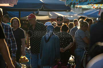 Tuerkei  Antalya - Menschen auf einem Markt im Licht der Abendsonne