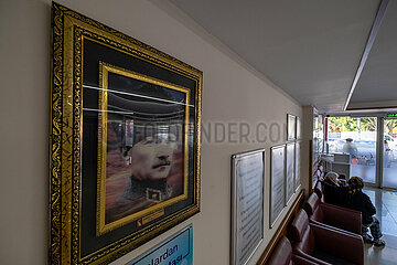 Tuerkei  Antalya - Portrait von Atatuerk mit 3-D-Effekt  Aenderung seiner Blickrichtung je nach Standort des Betrachters  in einem Gesundheitszentrum