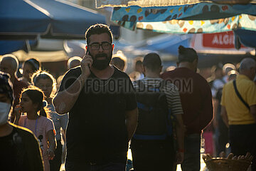 Tuerkei  Antalya - Menschen auf einem Markt im Licht der Abendsonne