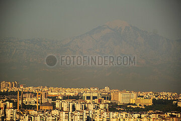 Tuerkei  Antalya - Blick von Westen ueber die Metropole Richtung Stadtzentrum (am Horizont vor den Bergen)