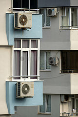 Tuerkei  Antalya - Klimaanlagen an Fassaden einer Wohnanlage