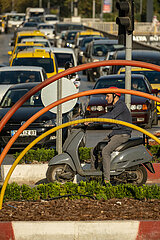 Tuerkei  Antalya - Vespa-Fahrer an einer Kreuzung zweier Hauptstrassen im Stadtzentrum